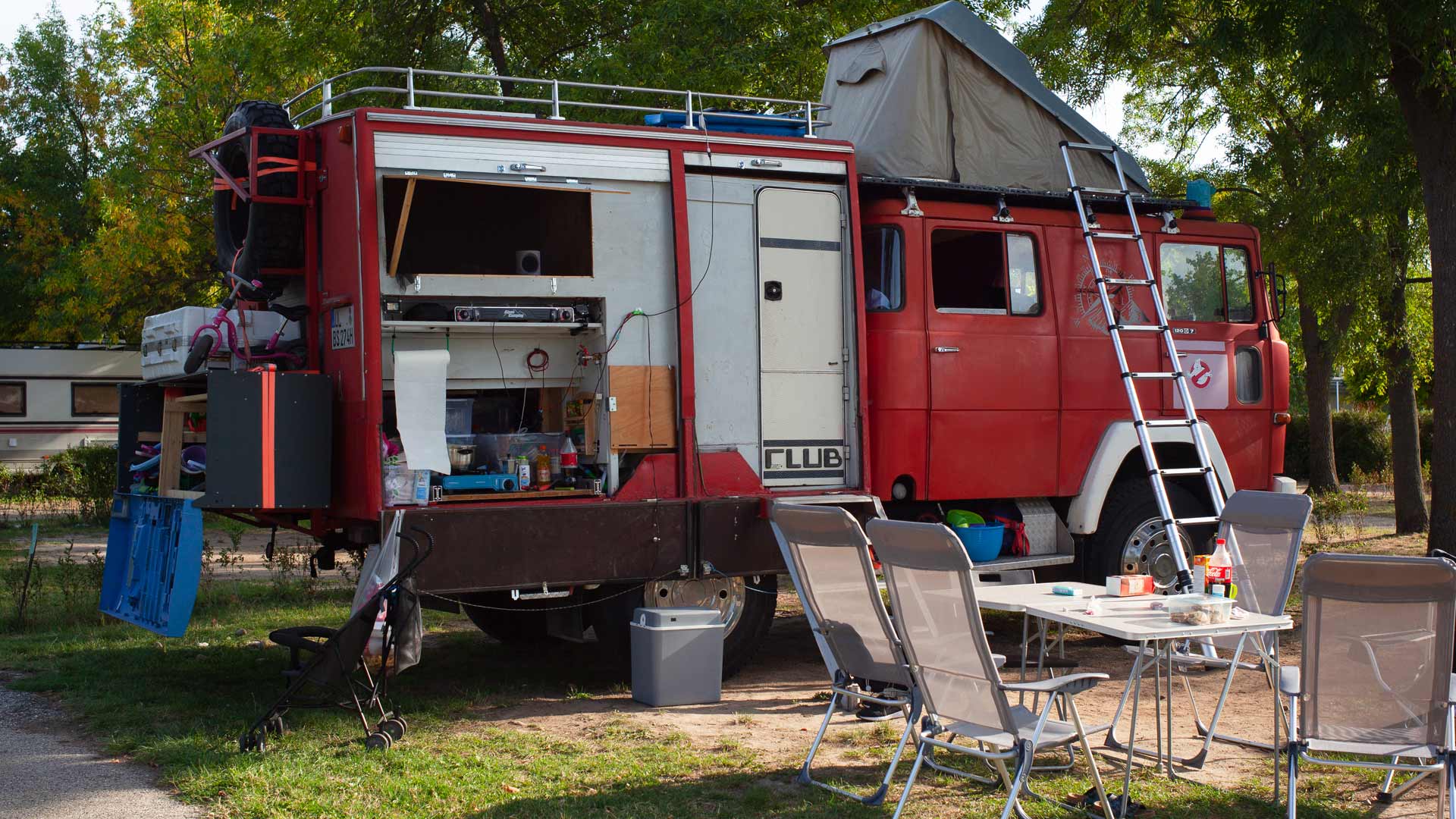 Ein zum Wohnmobil umgebautes Feuerwehrauto auf dem Aranypart Camping