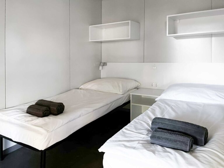 Balaton part szállás apartman Beach House hálószoba Aranypart Camping & Apartments