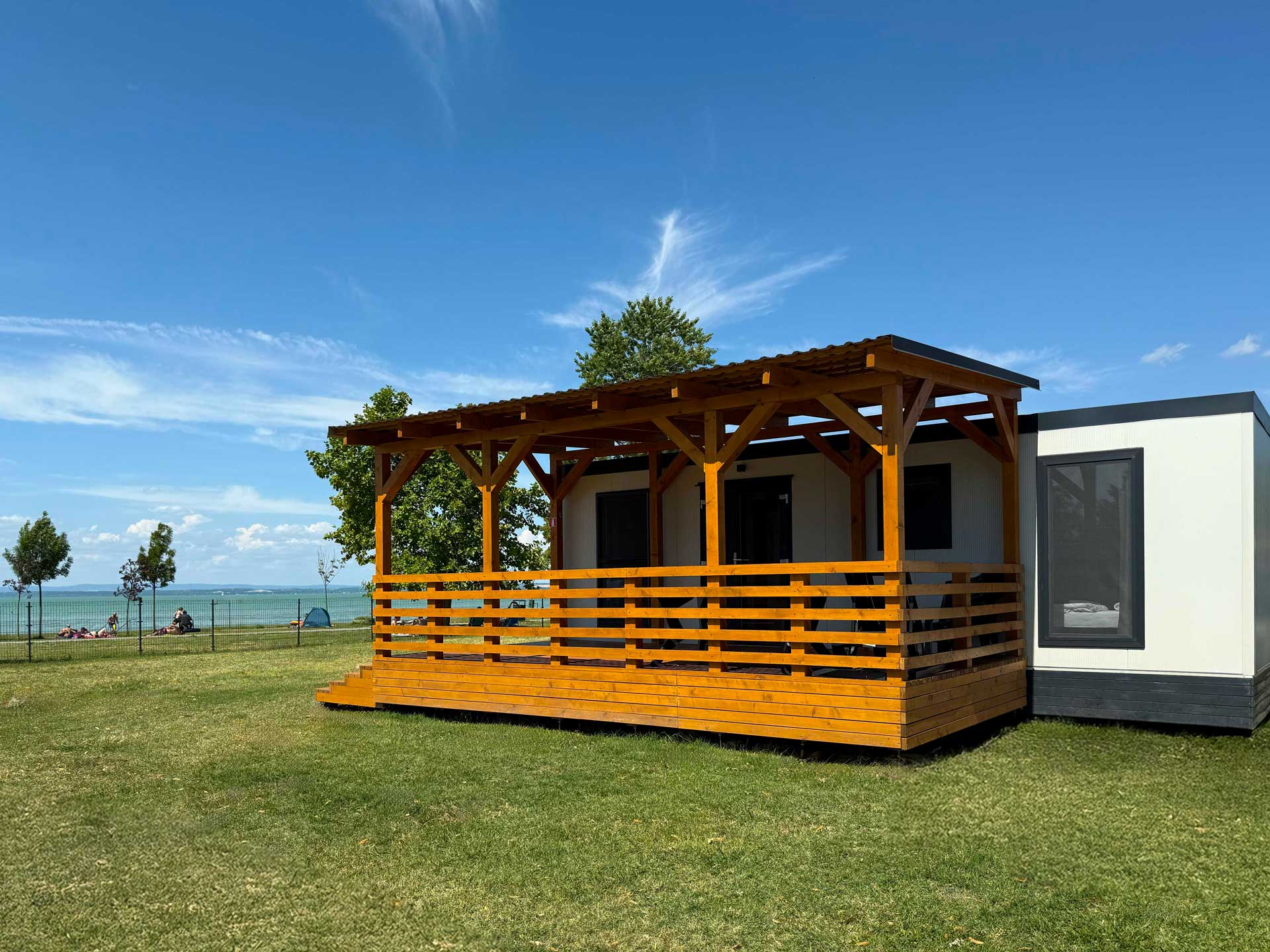 Balaton part szállás apartman Beach House terasz Aranypart Camping & Apartments