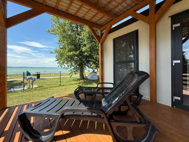 Balaton part szállás apartman Beach House terasz Aranypart Camping & Apartments