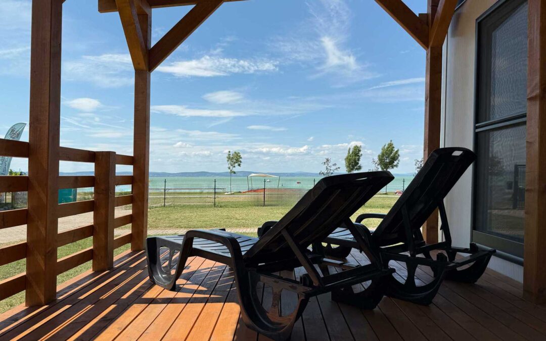 Hogyan tölt fel egy balatoni nyaralás? A változás az, amit magaddal viszel! 1 balatoni nyaralás Siófok Aranypart Beach House apartman