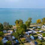 lakókocsi lakóautó parcellák Balaton Aranypart Camping & Apartments